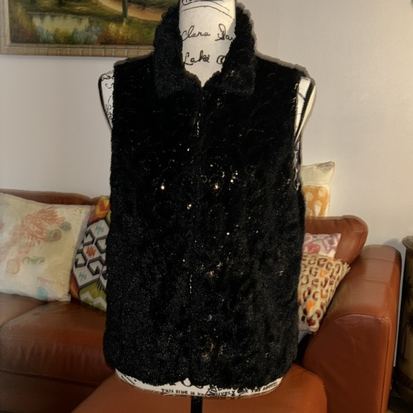 Super comfy Faux Fur Vest w/gold sequin flecks throughout. Lined sleekly - Picture 13 of 14